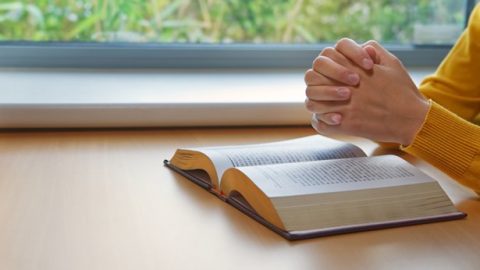 Urodziłam się w rodzinie chrześcijańskiej i kiedy miałam rok, moja mama przyjęła nowe dzieło powracającego Pana Jezusa – Boga Wszechmogącego – ale moja babcia mocno się temu sprzeciwiała.